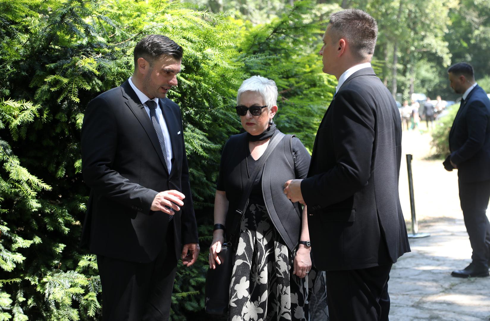 Obilježavanje je počelo tradicionalnim polaganjem cvijeća na spomenik Prvom partizanskom odredu. 