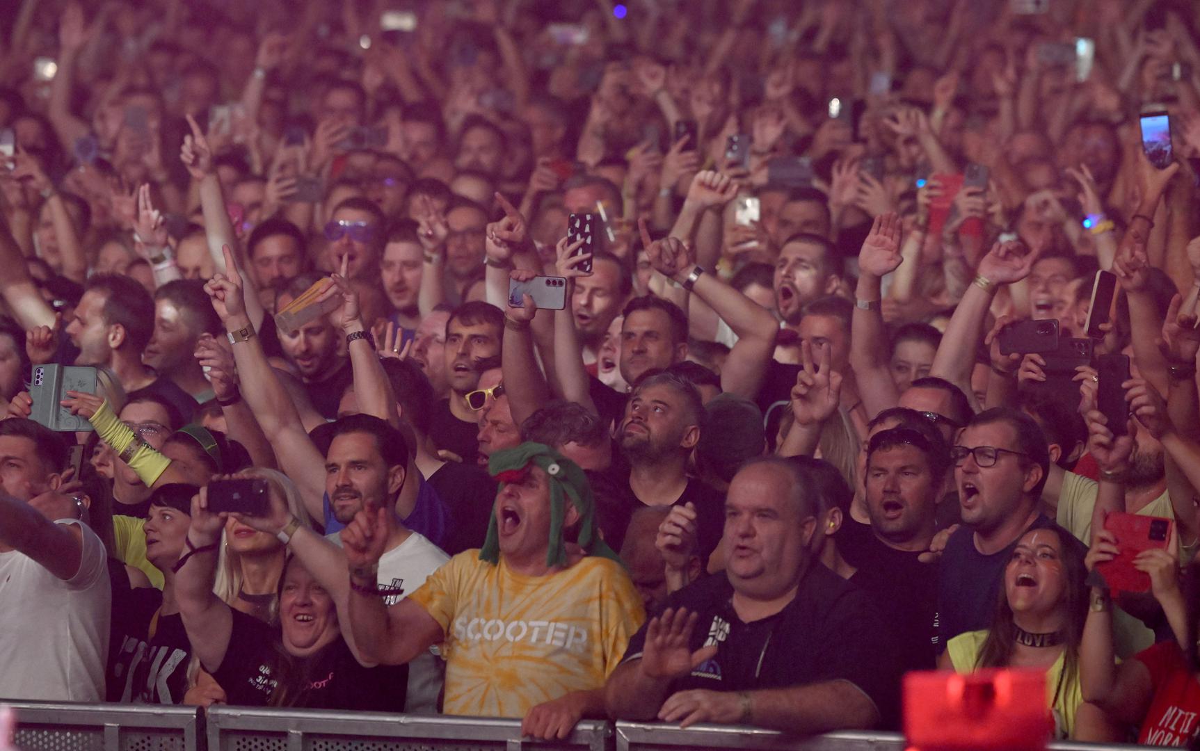 Neuništivi Baxxter jurio je pozornicom uzvikujući kultne fraze, dok je publika u transu pjevala hitove poput "Hyper Hyper", "Move Your Ass" i neizostavnu "How much is the fish?".