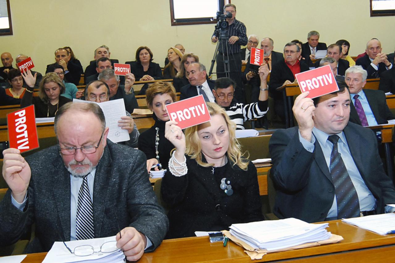 \'06.12.2010., Sisak - Oporbeni glasovi protiv nisu mogli promijeniti odluke Zupanijske skupstine. Photo:Nikola Cutuk/PIXSELL\'