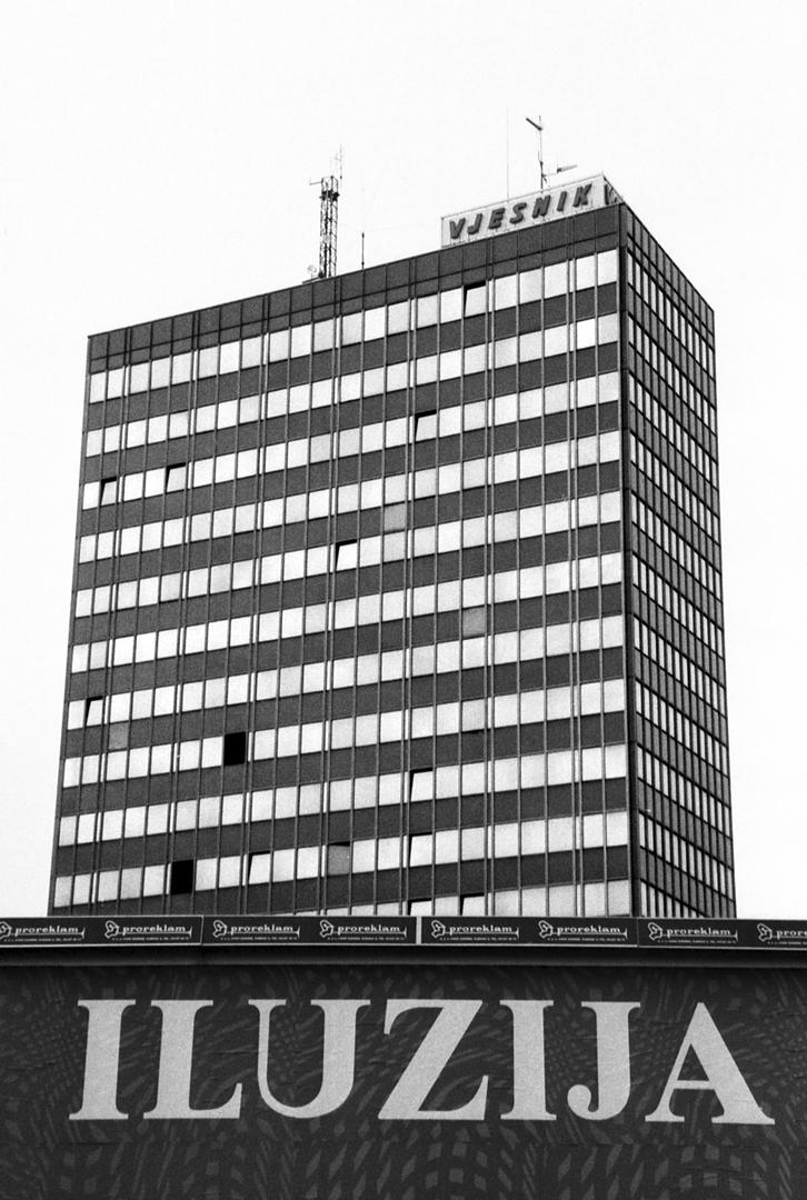 Neboder, djelo arhitekta Antuna Ulricha, primio je prve redakcije 1972., nakon čega je uslijedio rast naklada i utjecaja. 