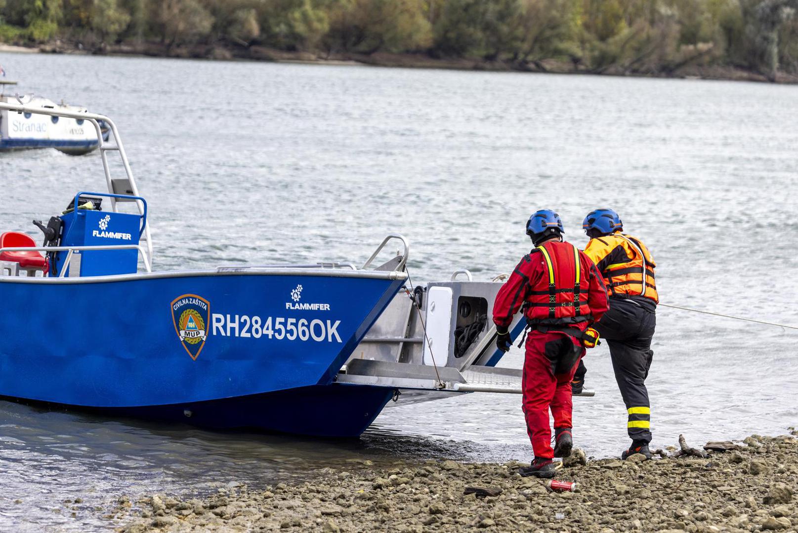 06.10.2025., Sotin - Na Dunavu kod Sotina prevrnuo se camac sa vise putnika, deset ljudi je spaseno dok je jedan smrtno stradao,a za jednim se jos traga. Sluzbe civilne zastite u suradnji s policijom pretrazuju obalu Dunava Photo: Davor Javorovic/PIXSELL