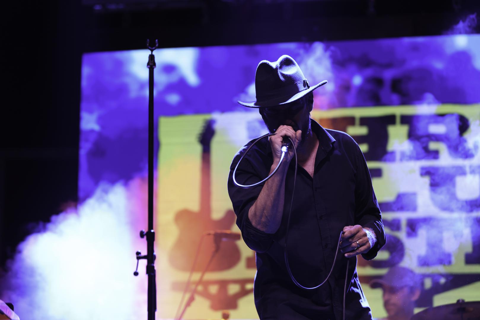 Riccardo Staraj & Midnight Blues Band nastavili su večer s dozom kvarnerske poezije i bluesa. Staraj, poznat po svojoj karizmi i poetskim tekstovima, zajedno s bendom donio je atmosferu riječkih klubova u srce Dalmacije.