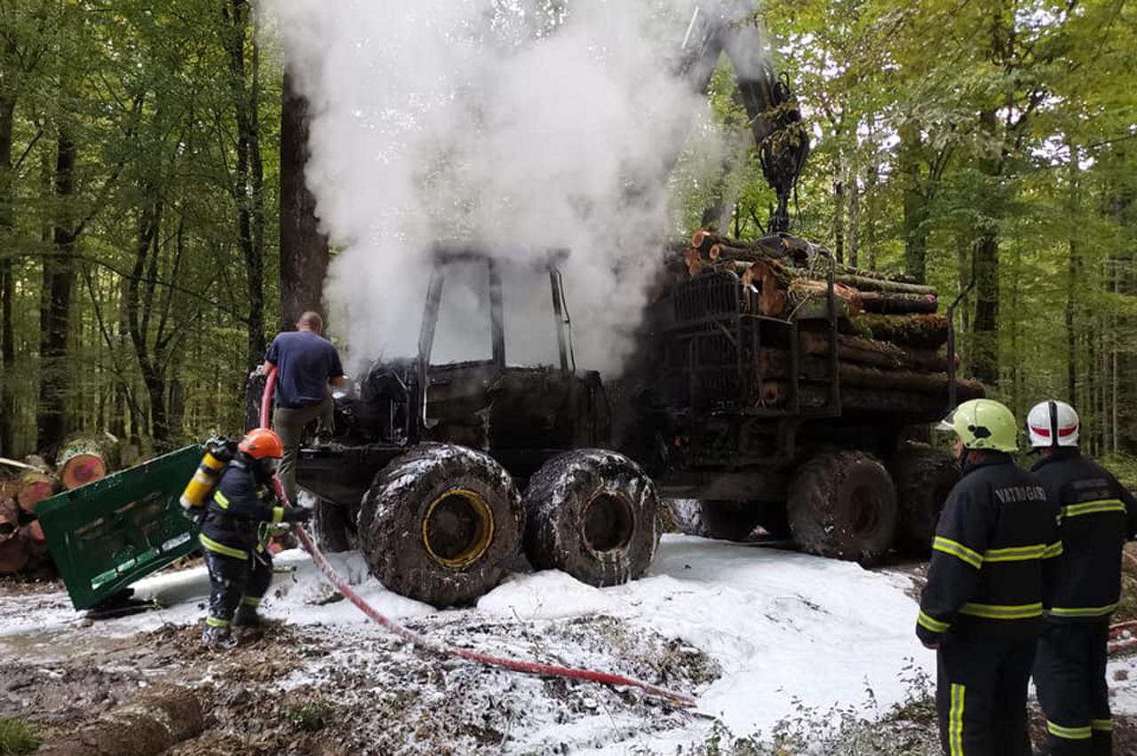 Velika šteta u požaru radnog stroja u Lipovljanima