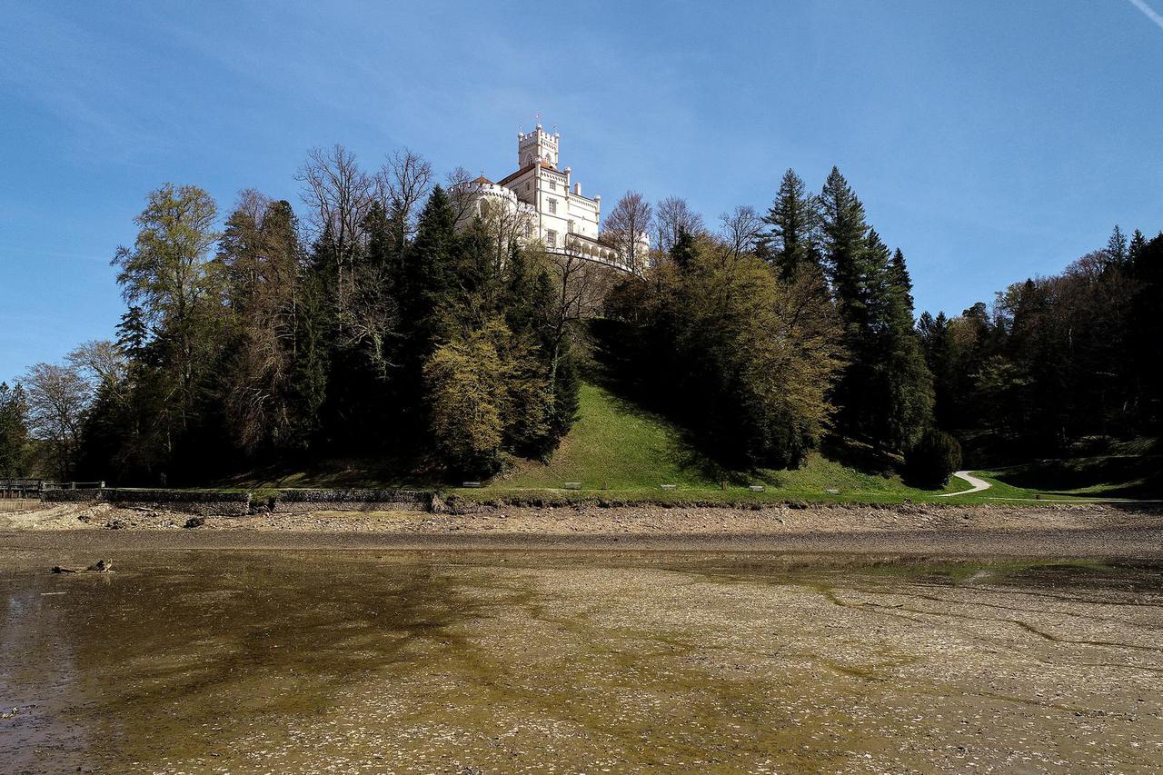 Pogled iz zraka na ispražnjeno Trakošćansko jezero