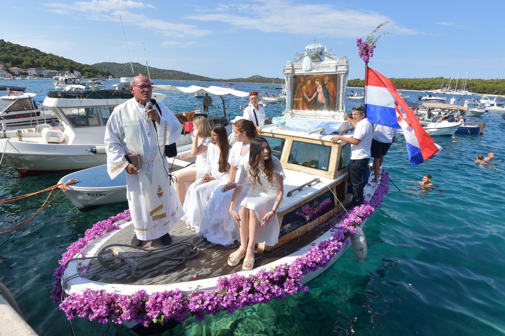 U nedjelju je stara zavjetna tradicija Rogoznice ponovno okupila mnoge vjernike, plivače i brodice. 