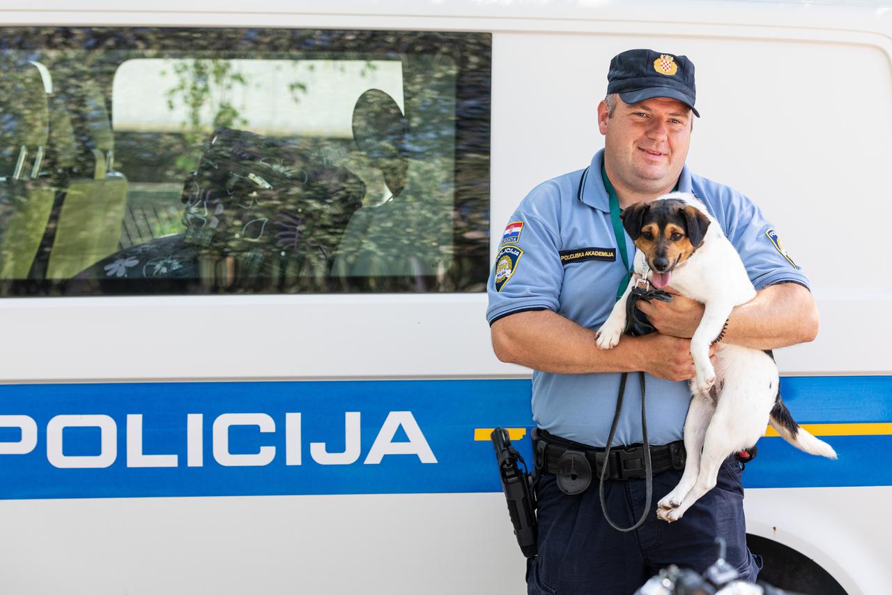 Otvorenje izlozbe Heroji ulice u organizaciji projekta Helping animals i Udruge Merida. Osim razgledanja izlozbe posjetitelji su mogli vidjeti kako radi Centar za obuku sluzbenih pasa Policijske akademije i kako ulicni pas postaje policijski.