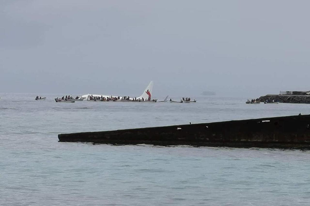 avion sletio u ocean
