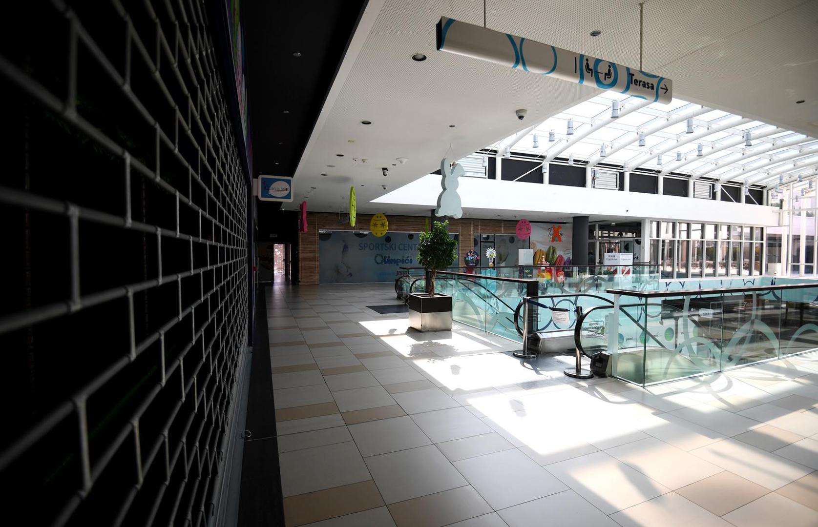 Dodatno pooštravanje mjera uslijedilo je 21. ožujka, kada je privremeno obustavljen javni prijevoz i uvedena stroga ograničenja kretanja na ulicama i javnim mjestima.

