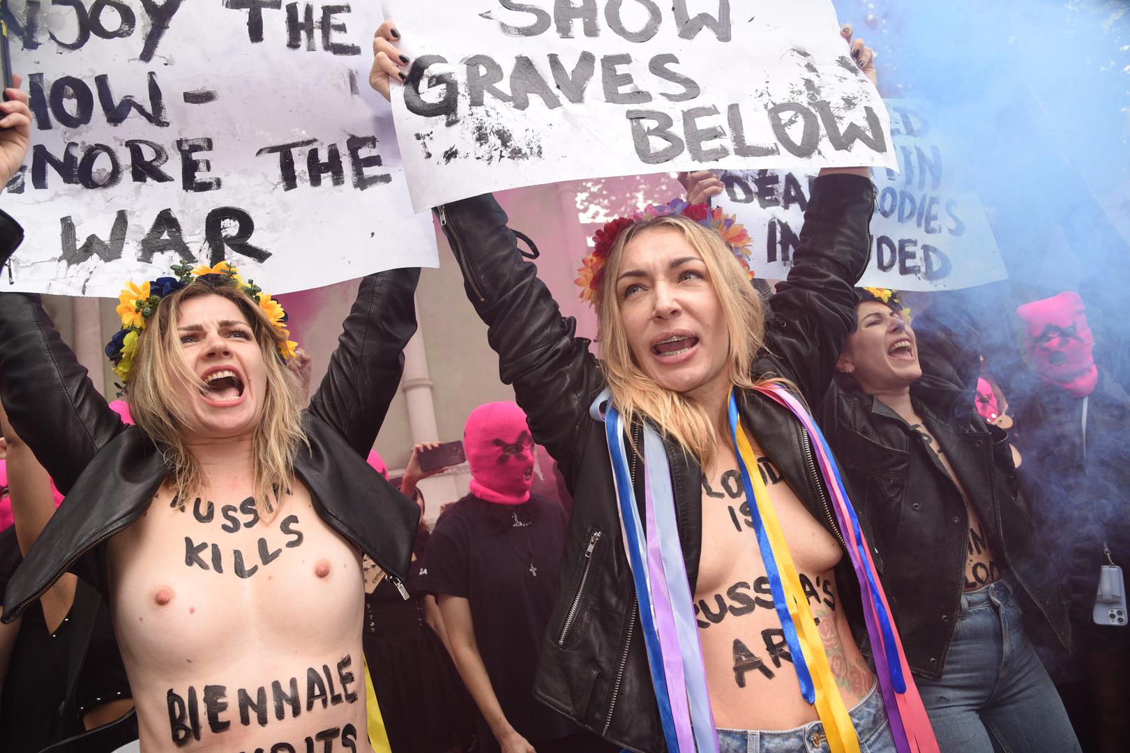 Članice kolektiva Pussy Riot i pokreta FEMEN jučer su tijekom dana blokirale paviljon Rusije na Venecijanskom bijenalu