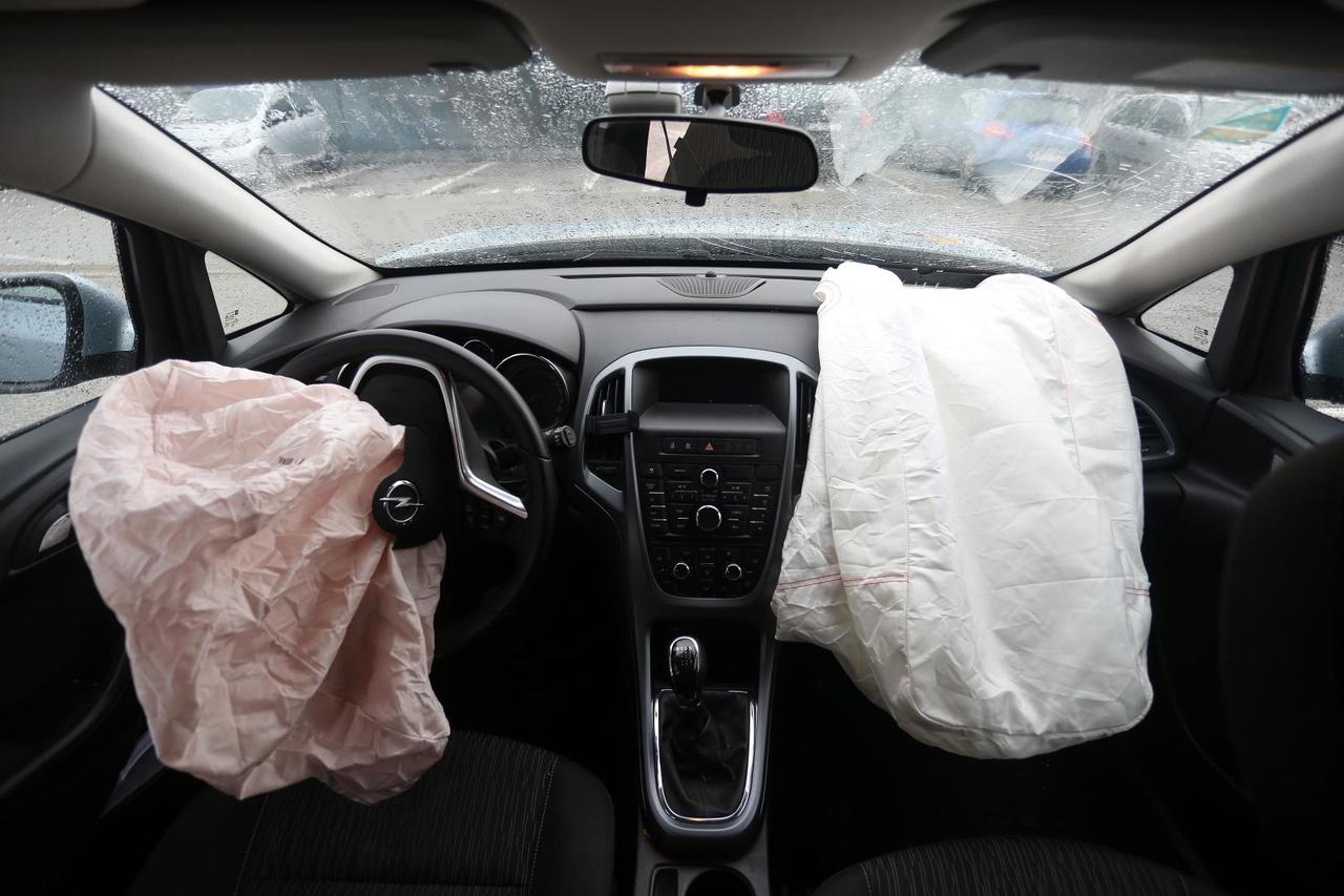 Aktivirani zračni jastuk u automobilu