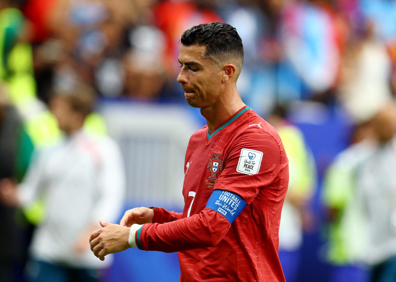 Dok su njegovi suigrači ostali na travnjaku, pozdravili navijače i odradili uobičajeni počasni krug, Ronaldo je među prvima napustio teren. Bez osmijeha i vidno potišten, 41-godišnji napadač sam je krenuo prema tunelu. Ronaldo je putem prema svlačionici pozdravio člana stručnog stožera reprezentacije DR Konga te zapljeskao navijačima, koji su mu uzvratili istom gestom, ali nije skrivao razočaranje zbog ishoda utakmice i vlastite partije.
