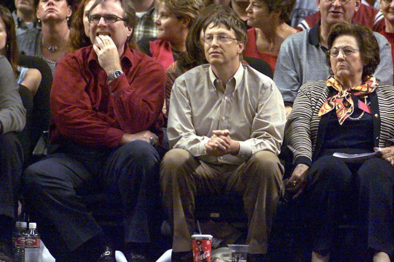 '(FILES) Dated May 26, 2000 filed photo shows Microsoft co-founders Bill Gates (C) and Paul Allen (L) watches the third game of the Western Conference Finals between the Los Angeles Lakers and the Por