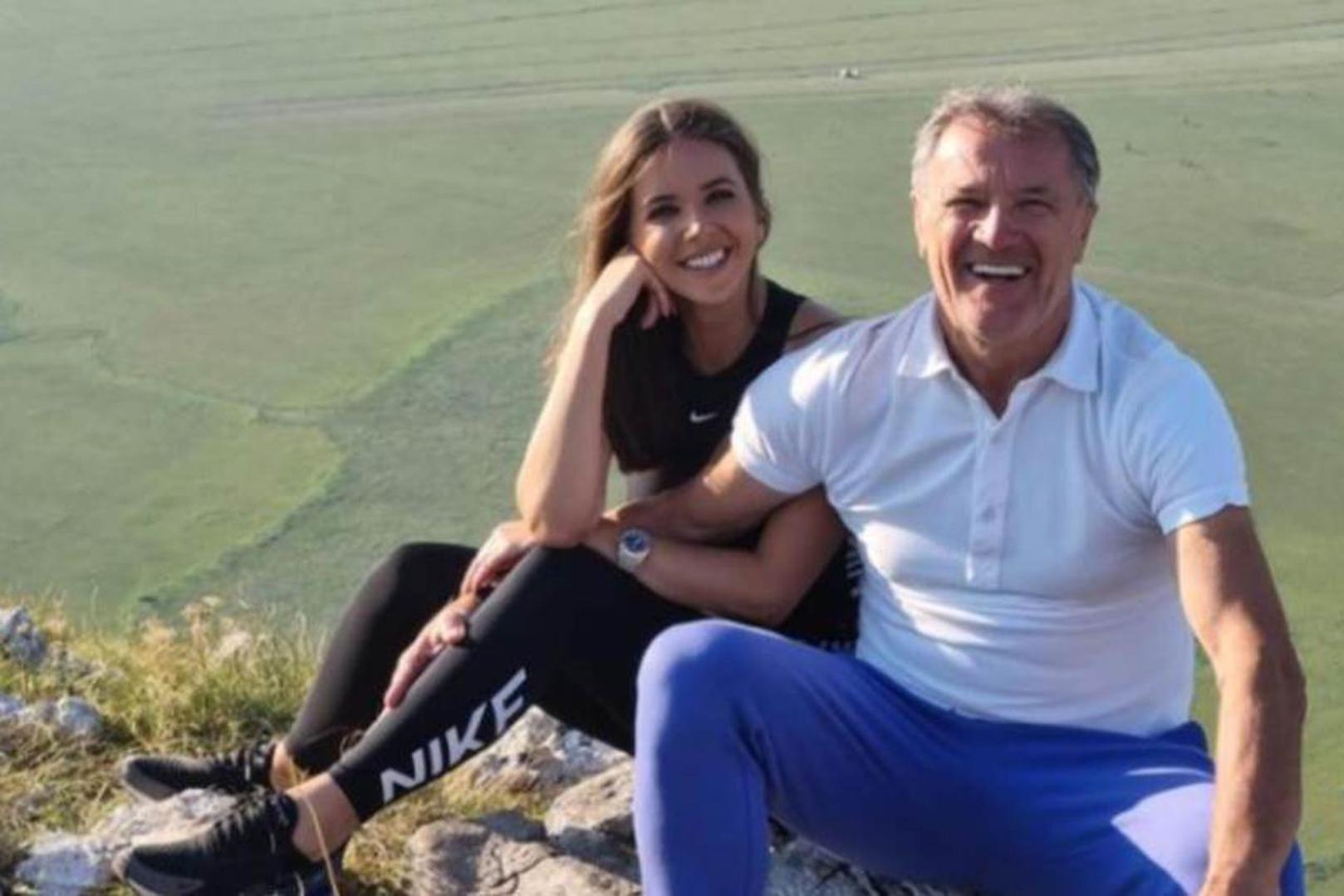 Njihova ljubavna priča započela je, prema medijskim napisima, dok je Jelena radila kao Mamićeva tajnica. Prije te pozicije, na njenom LinkedIn profilu stajalo je da je radila kao recepcionerka, a pretpostavlja se da je to bilo u hotelu "Ruža" u Međugorju, koji je u vlasništvu njezina tadašnjeg supruga. 