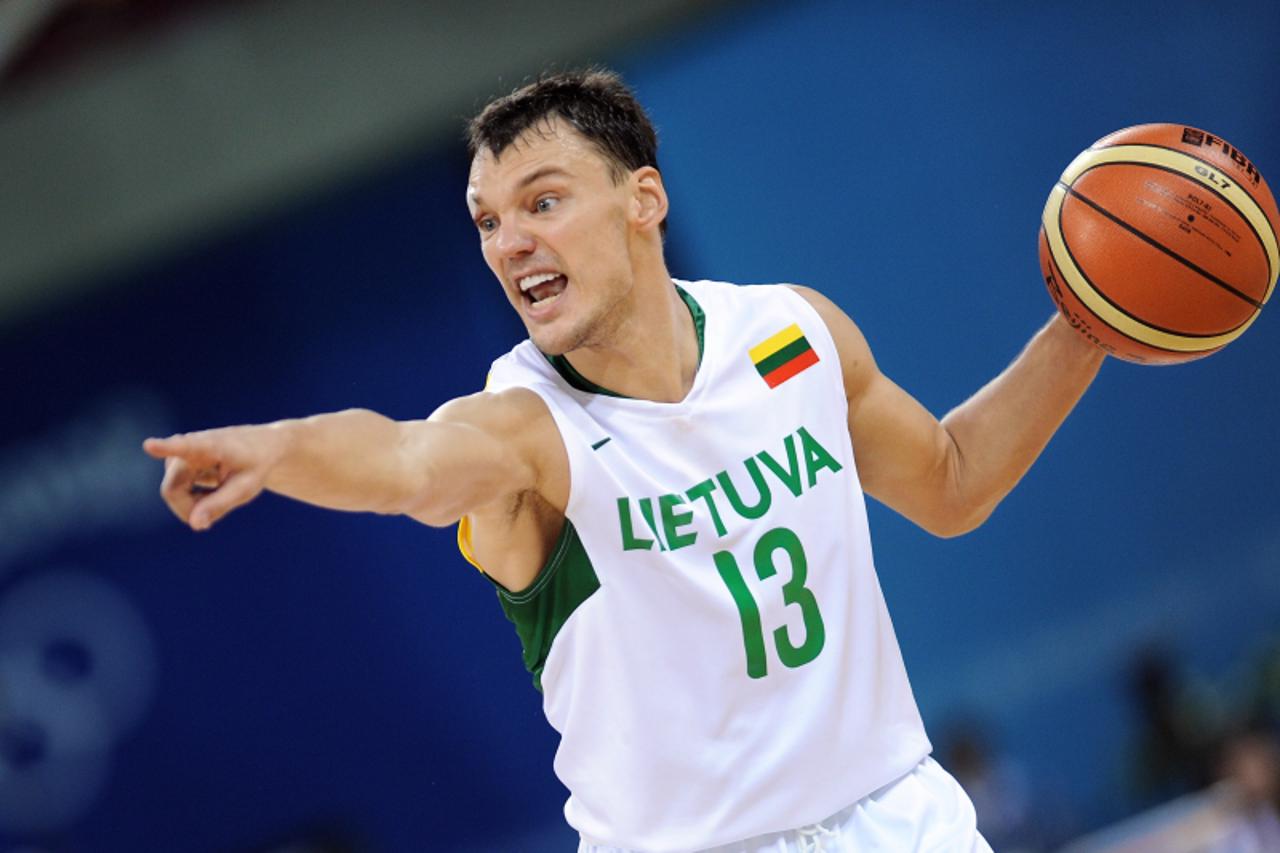 'Lithuania\'s Sarunas Jasikevicius dribbles the ball during the men\'s basketball bronze medal match Lithuania against Argentina of the Beijing 2008 Olympic Games on August 24, 2008 at the Olympic bas