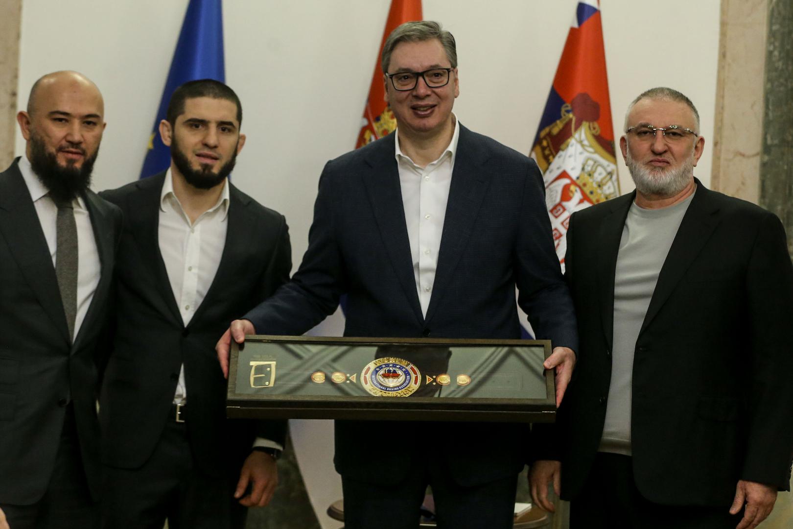 Posjet dagestanskog MMA borca i dvostrukog UFC prvaka Islama Makhacheva Srbiji, inicijalno predstavljen kao sportska promocija, pretvorio se u prvorazredni skandal koji je odjeknuo regijom i svijetom