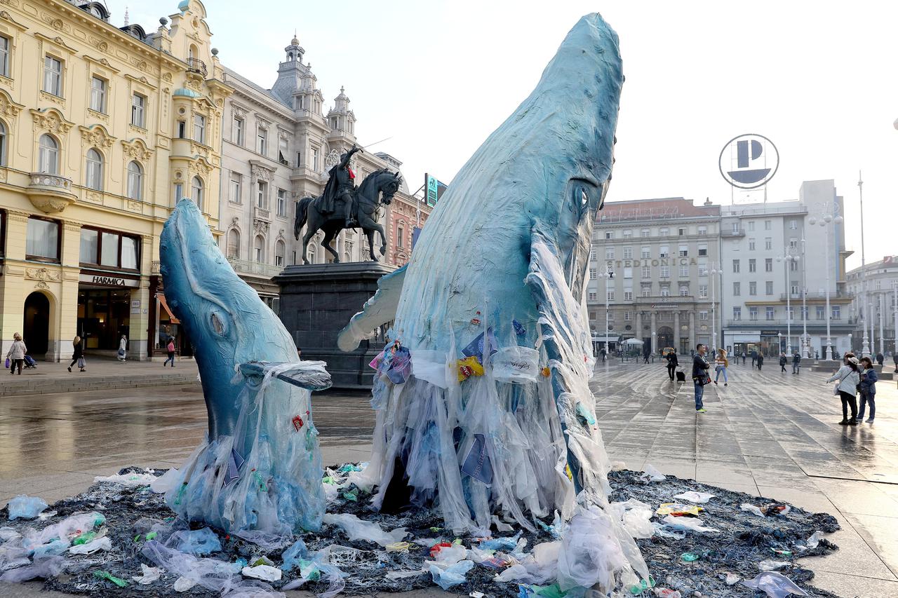 Greenpeace kitovima na Trgu bana Jelačića upozorio na onečišćenje mora