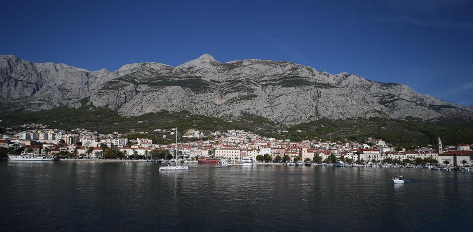 Makarska, turistički grad podno Biokova