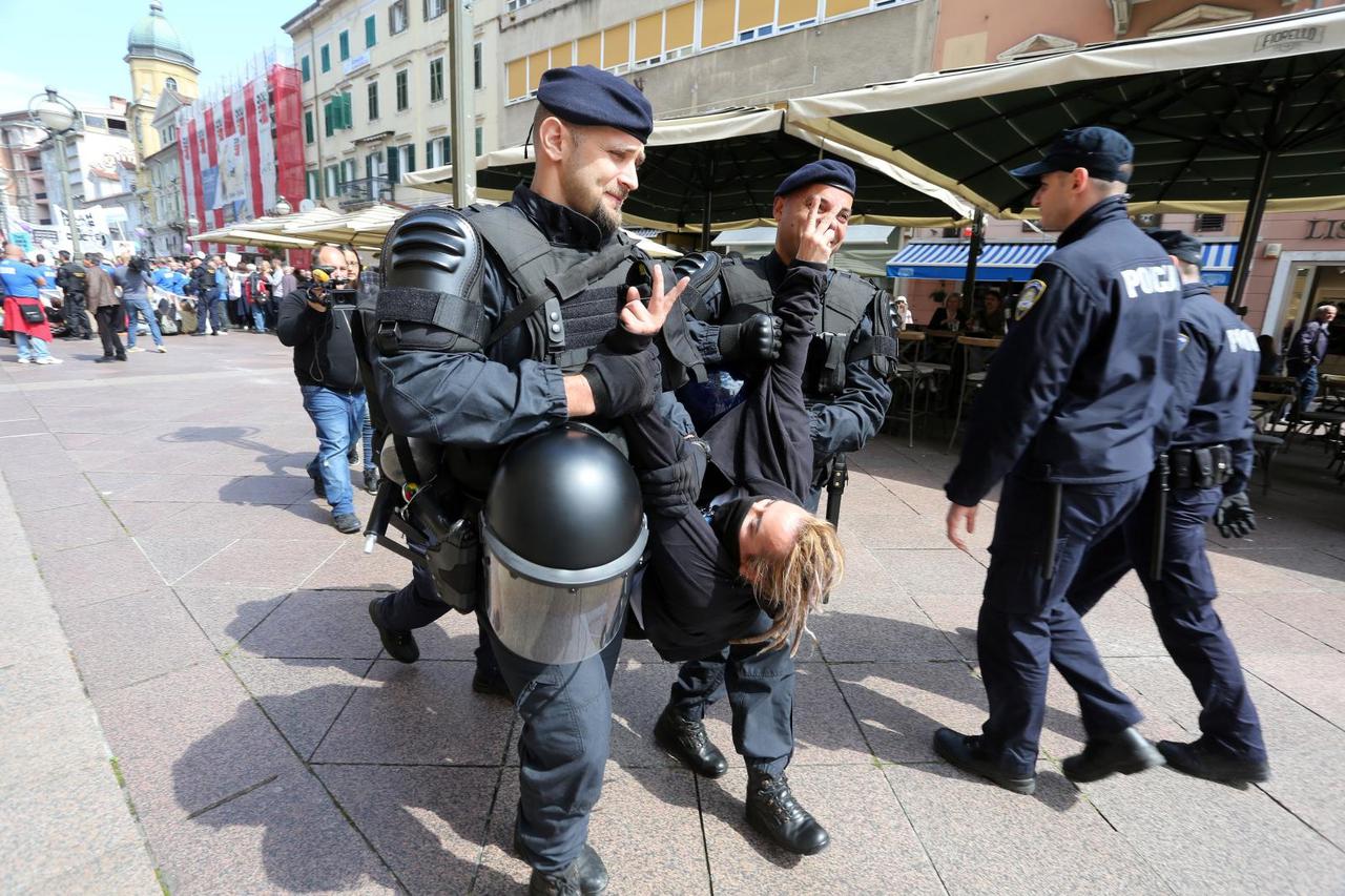 Policija privela prosvjednike koji su ometali Hod za život