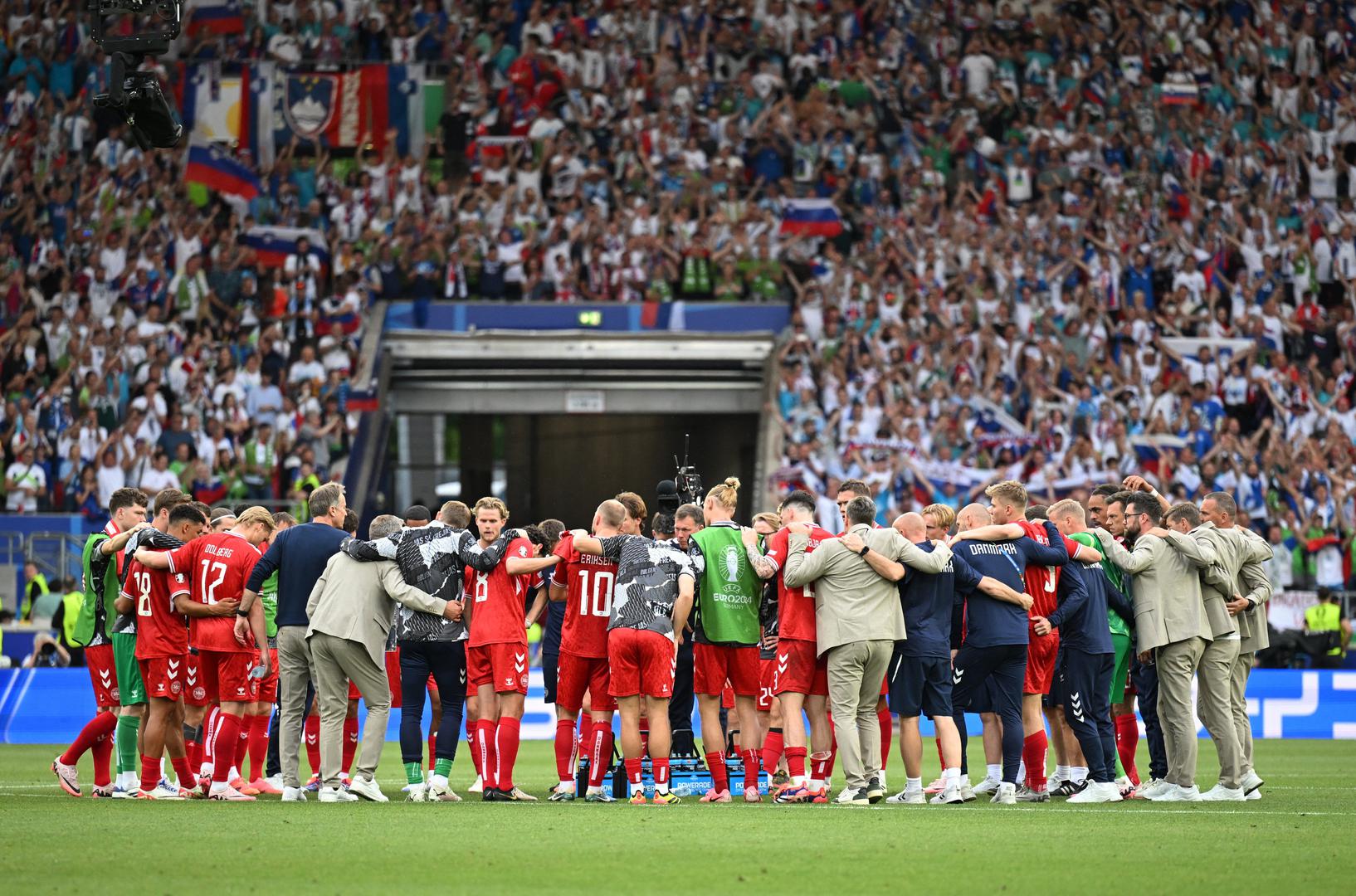 S te utakmice spomenimo i da je svih 10 danskih igrača, izuzev vratara, zabilježilo udarac u ovoj utakmici, što je tek treći put da je momčad vidjela svakog od svojih vanjskih igrača da to učini na Euru (od 1980.) nakon Engleske protiv Španjolske 1996. i Nizozemske protiv Italije 2000. godine. 