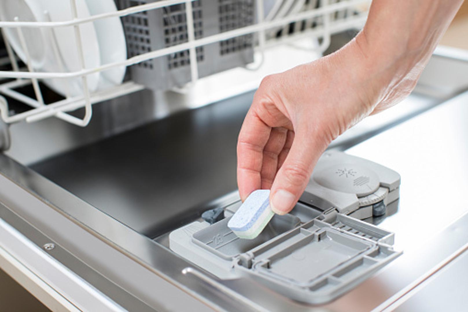 Stručnjaci kažu kako noževima mogu naštetiti sastojci za otapanje masnoća koji se nalaze u tabletama za pranje posuđa. 