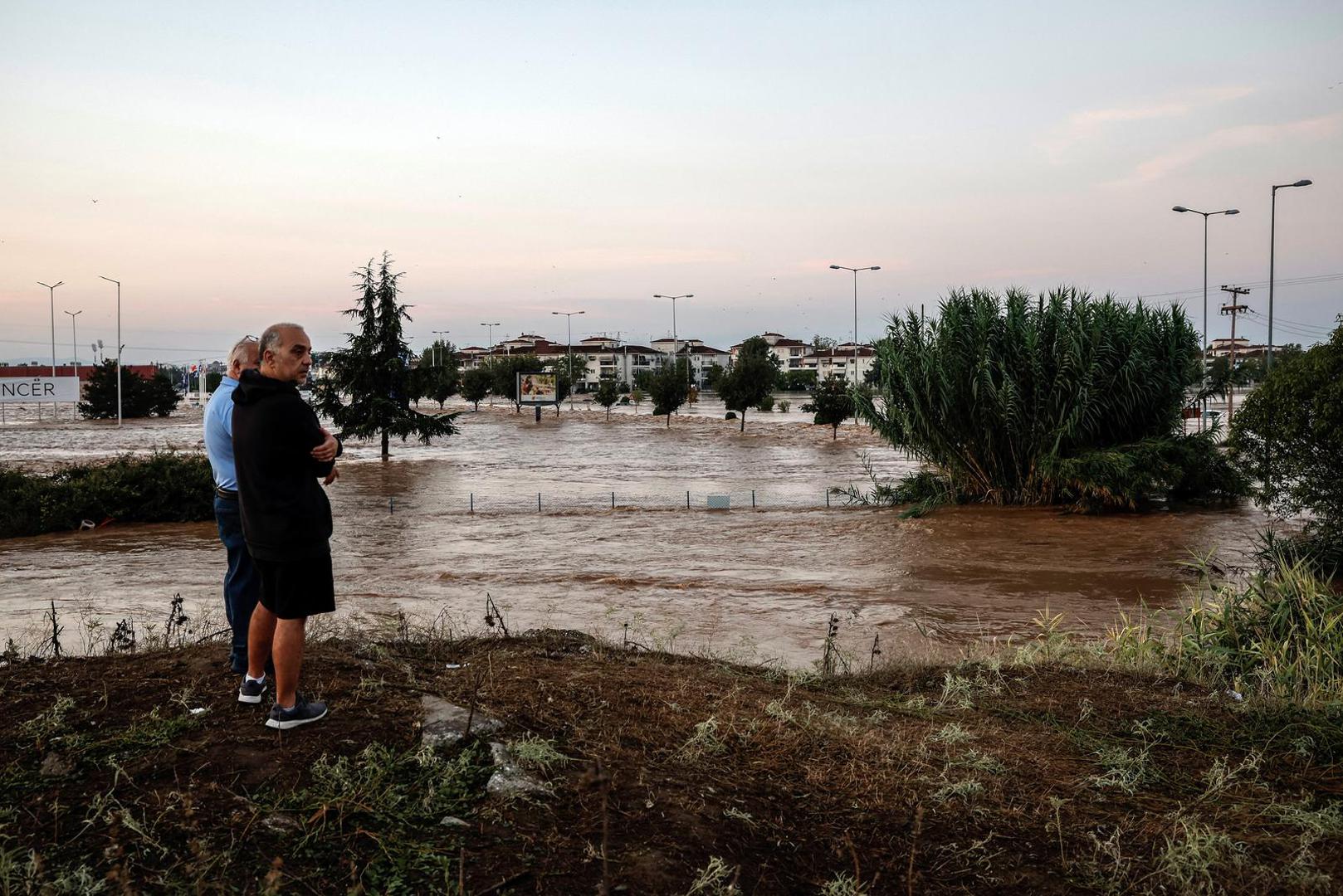 Locals look at the risen levels of Pineios river, in the aftermath of Storm Daniel, in Larissa, Greece, September 9, 2023. REUTERS/Louisa Gouliamaki Photo: LOUISA GOULIAMAKI/REUTERS