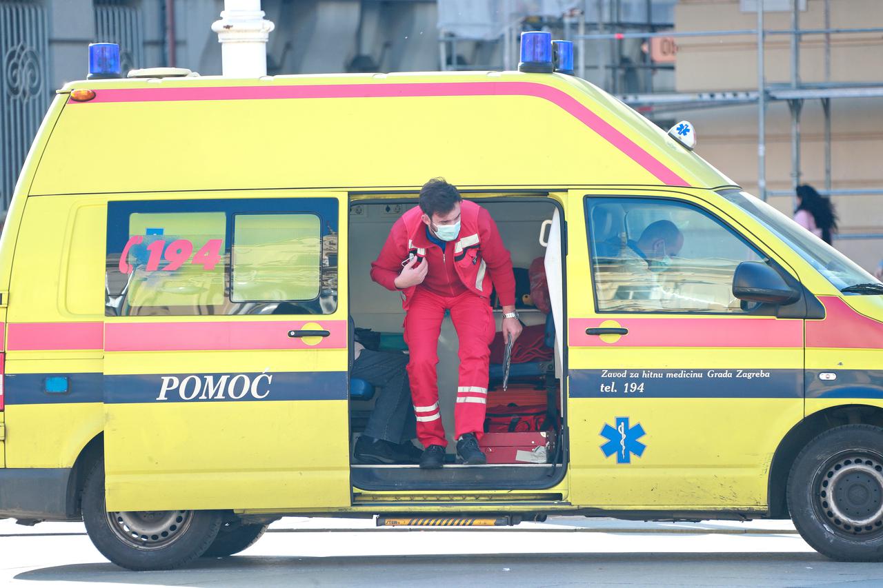 Zagreb: Intervencija djelatnika Hitne pomoći na glavnom gradskom trgu