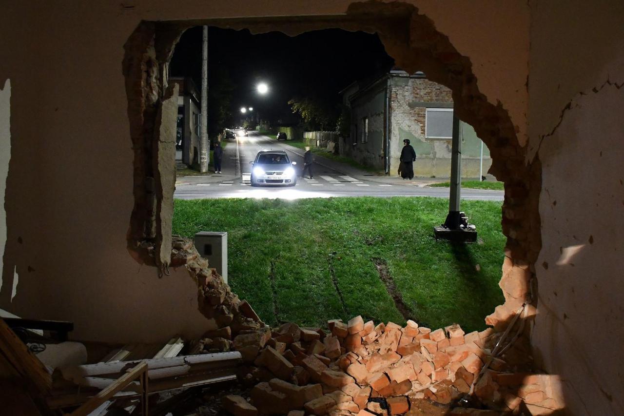 Nova Gradiška: Zabio se automobilom u kuću i poginuo