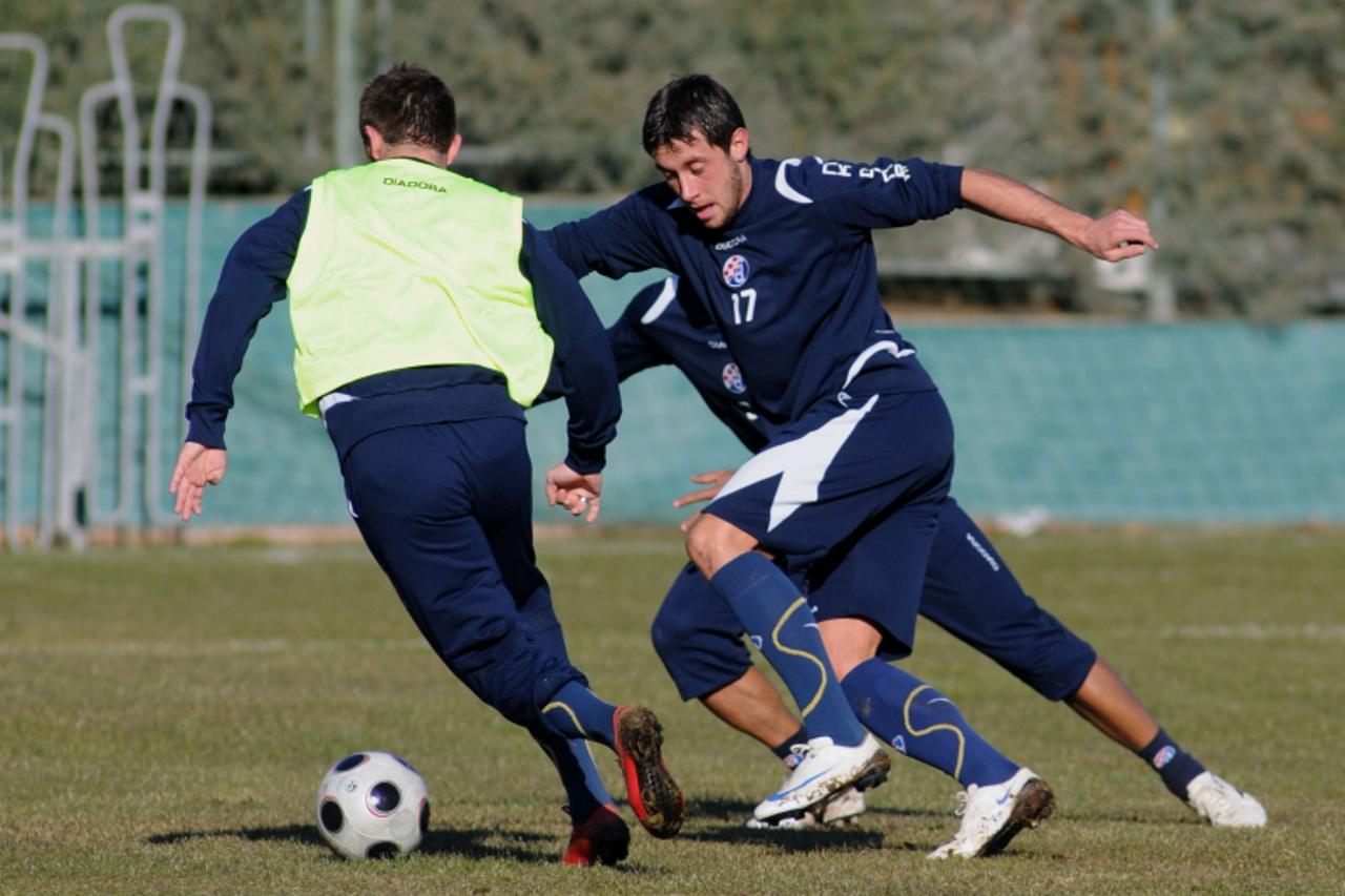 'spo...medjugorje...16.01.2009...sportski centar circle international...dinamo pripreme...hercegovina...3 dan, jutarnji trening..slepicka i sivonjic okrenut ledjima          Photo: Zoran Grizelj/Vecer
