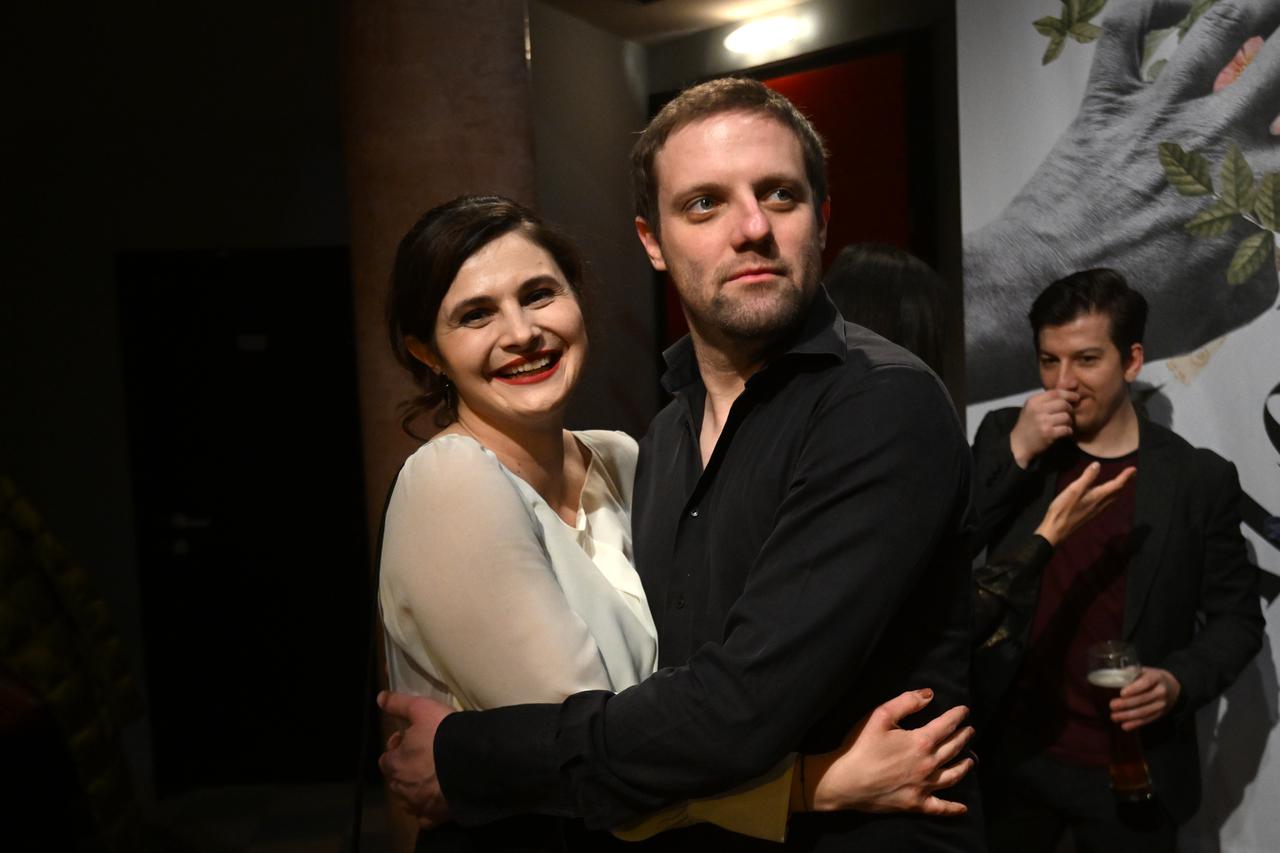 Zagreb: Ansambl koji je uprizorio 'Ožalošćenu porodicu' zasladio se tortom nakon uspješne premijere