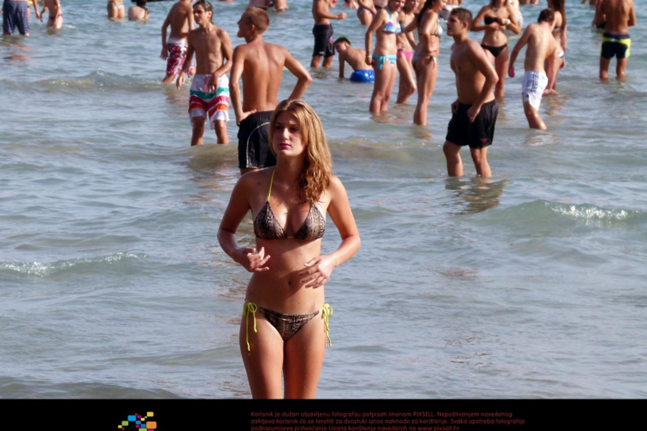 '06..08.2012., Split - Jaka vrucina na gradskim ullicama mnoge je natjerala na more. Ilustracija. Photo: Ivana Ivanovic/PIXSELL'