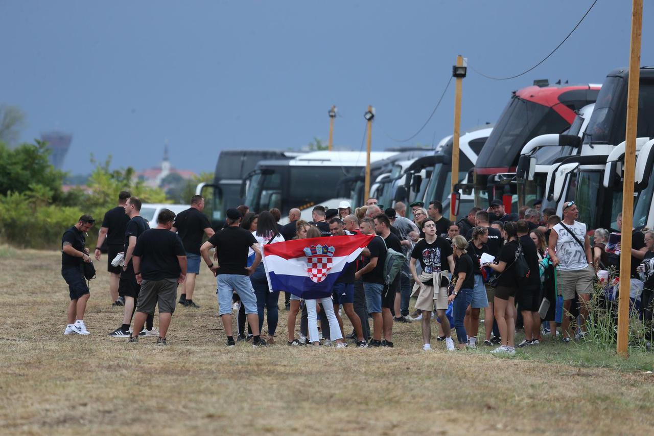 Vukovar: Mnogobrojni obožavatelji Thomsona su krenuli pristizat u posljepodnevnim satima 