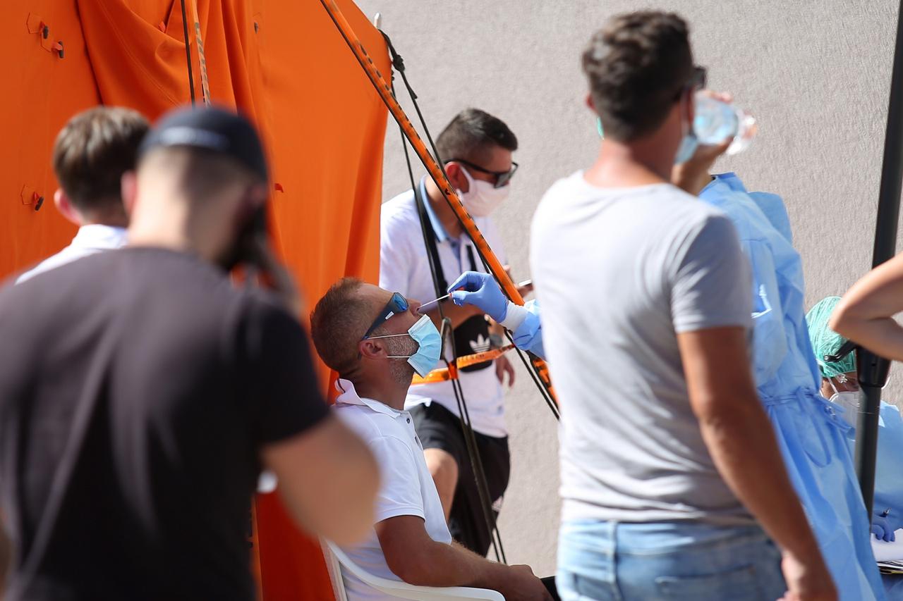 Šibenik: I dalje velik broj turista čeka u redu na COVID-19 testiranje