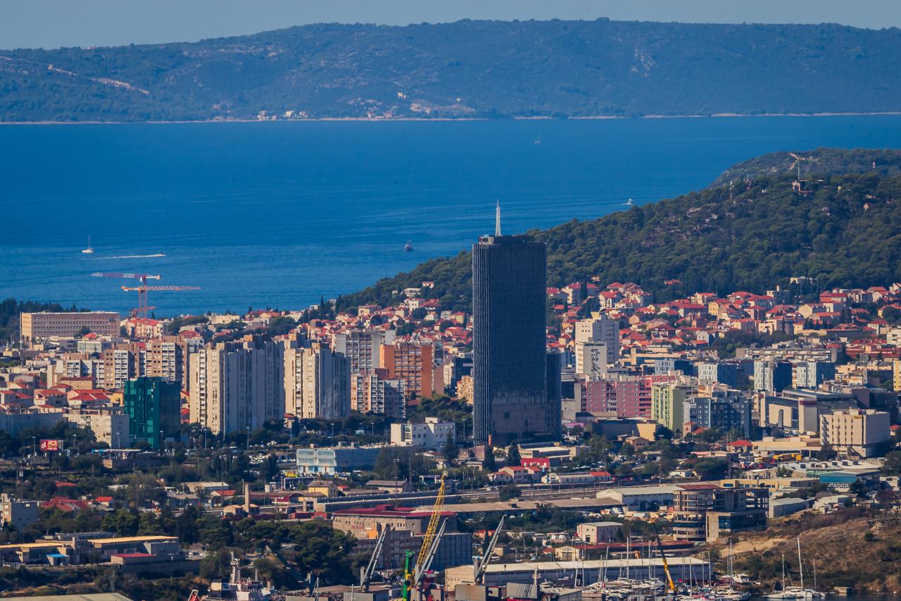 Pogled na najveću zgradu u Splitu Westgate