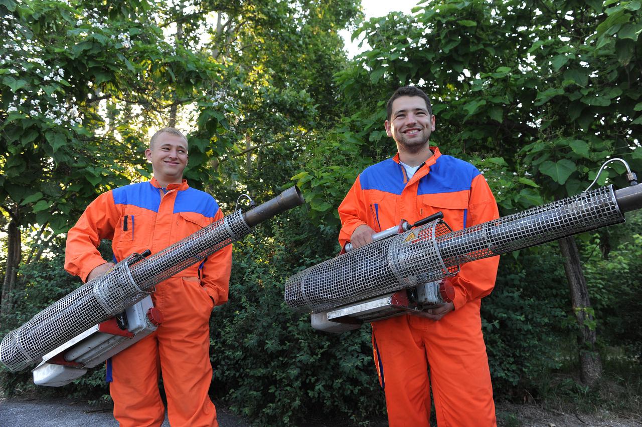 10.06.2014., Zagreb - Radnici tvrtke EKO deratizacija zaprasivali su komarce na podrucju SRC Mladosti i Jaruna. Photo: Davor Visnjic/PIXSELL