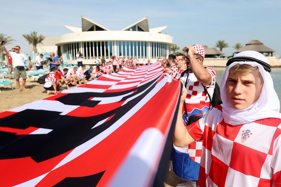 KATAR 2022 Doha: Navija?i zastavom dugom 200 metara došli dati podršku hrvatskim reprezentativcima