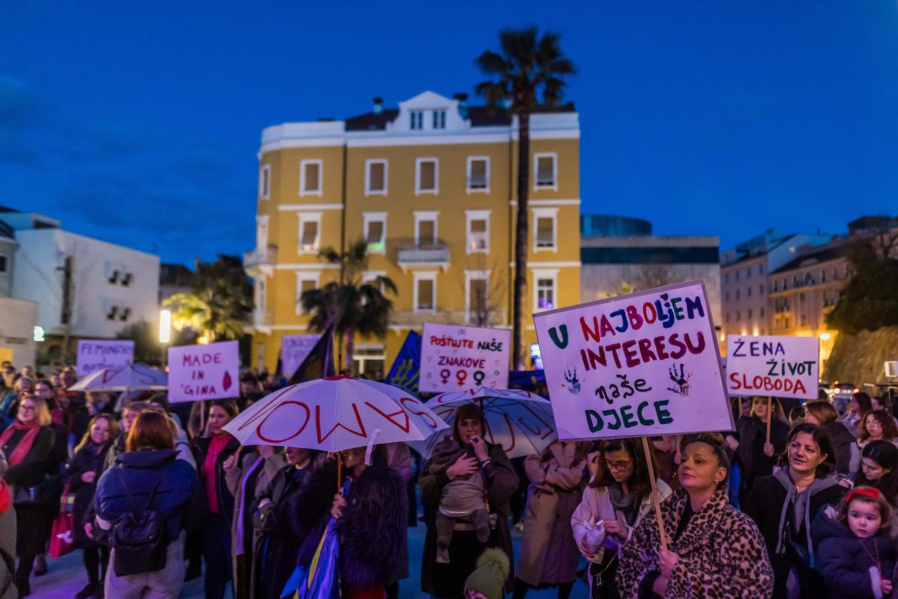 Split: Noćni marš u organizaciji udruge Domine okupio mnogobrojne splitske žene