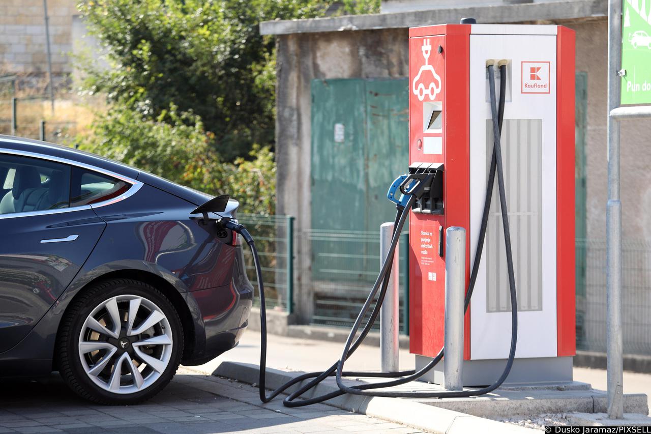 Od sutra zabranjeno parkiranje na punionicama za električna vozila