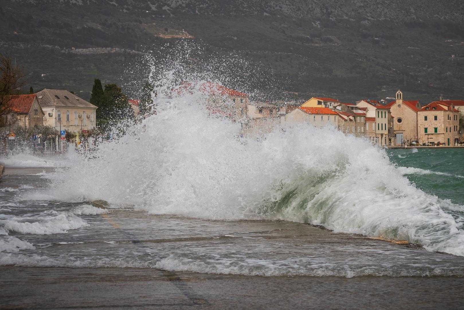 01.04.2024., Kastel Novi -  Olujno Jugo podize valove i  stvara probleme na Jadranu. Photo: Zvonimir Barisin/PIXSELL