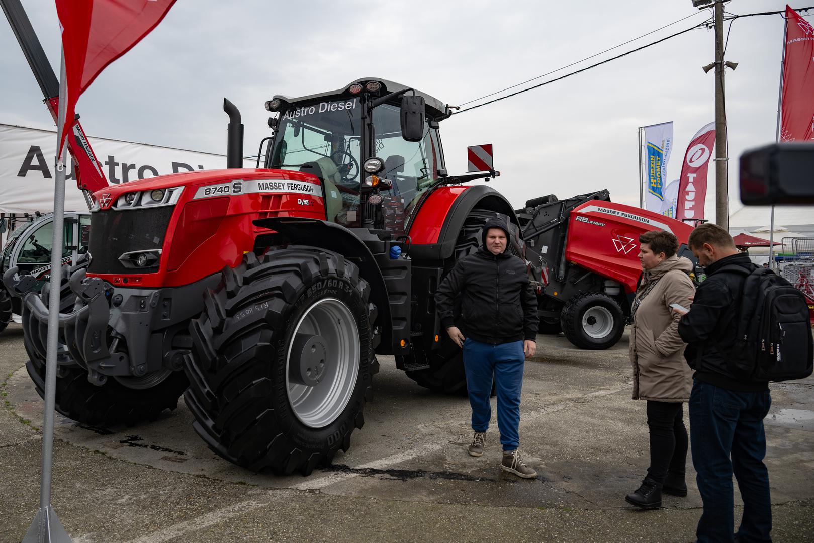 Novi košta između 250.000 i 300.000 eura, dok rabljeni iz 2018. kreću od 97.000 eura, a iz 2023. do 250.000 eura. Cijene u Hrvatskoj mogu biti više zbog uvoza. 