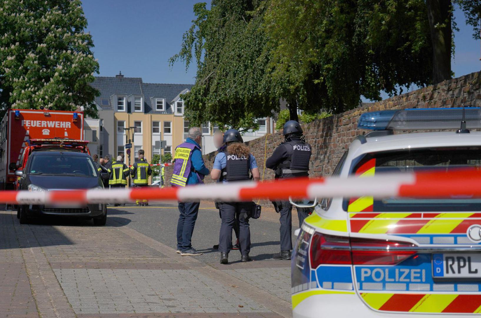08 May 2026, Rhineland-Palatinate, Sinzig: Police officers and police vehicles stand behind barrier tape. According to initial police reports, a hostage situation has occurred at a bank branch in Sinzig, Rhineland-Palatinate. The emergency services are on the scene with a large contingent in the Ahrweiler district. Photo: Sascha Ditscher/dpa - ATTENTION: Civilian person and identification number(s) have been pixelated for legal reasons Photo: Sascha Ditscher/DPA