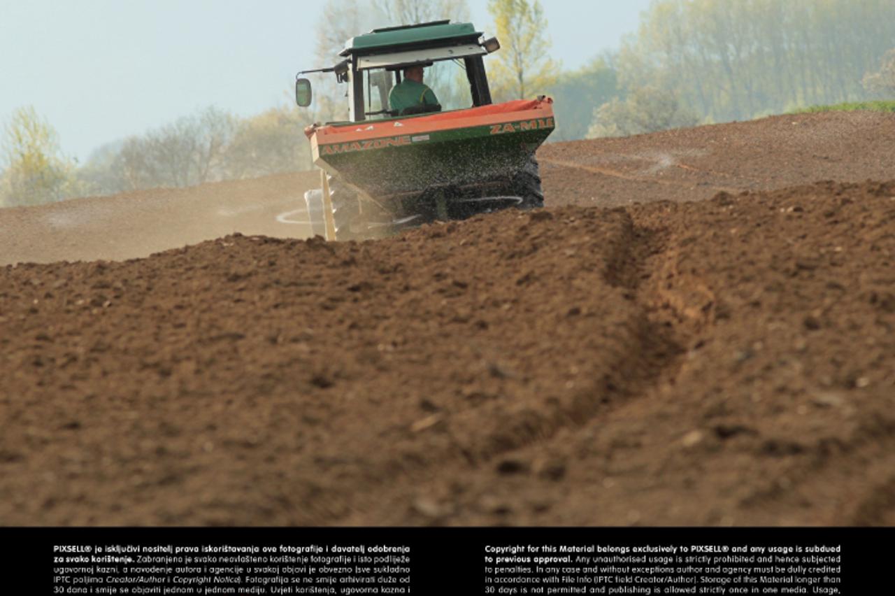 '17.04.2012. Koprivnica - Poljoprivrednici koriste zahladjenje i kisu za intenzivnu pripremu oranica za sjetvu kukuruza i drugih kultura. Photo: Marijan Susenj/PIXSELL'