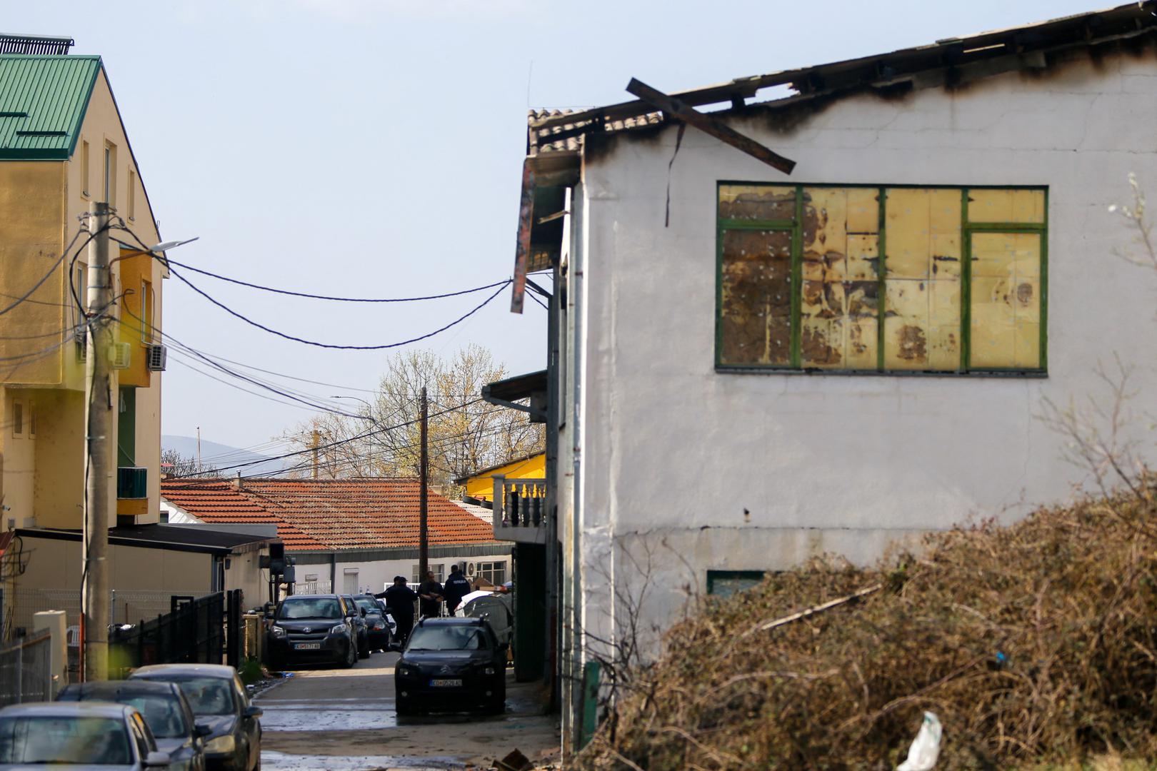 Naime, svjedoci tragedije su opisali kako su vrata kluba malena i tijesna te da nije moguće da su svi izašli na vrijeme. Tijekom evakuacije je nastala panična masa ljudi koja je zatim pregazila jednu djevojku koja je trenutno u bolnici na liječenju.