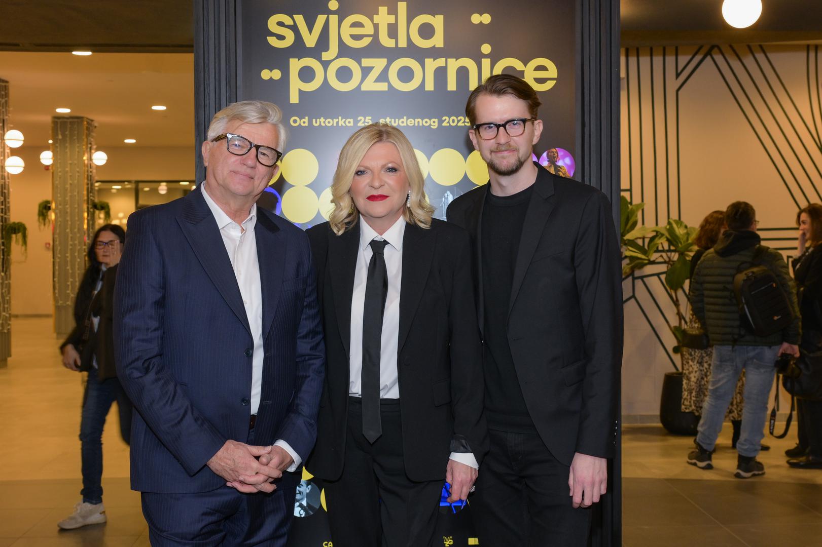 Pretpremijera novog HRT-ovog serijala "Svjetla pozornice", čiji su autori Dubravko i Matej Merlić, održana je u srijedu, 19. studenog u Kaptol Butique Cinema u Zagrebu