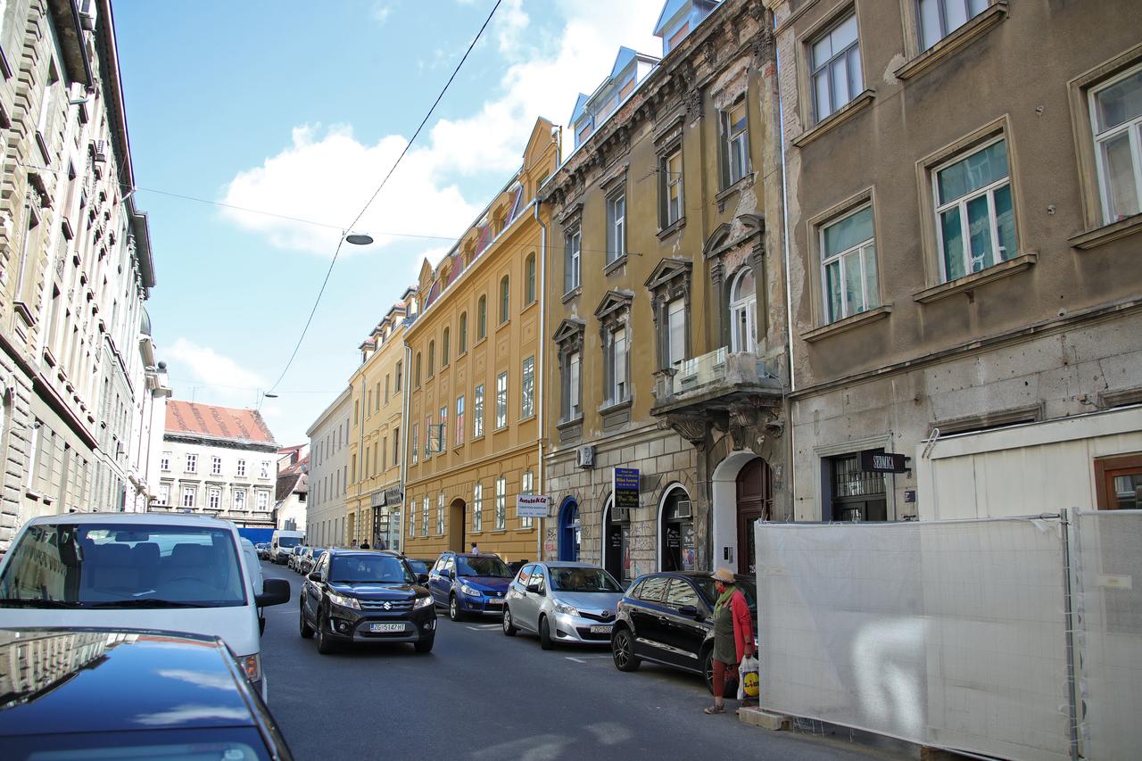 Zagreb: Nova staklena ograda na starom i oronulom balkonu