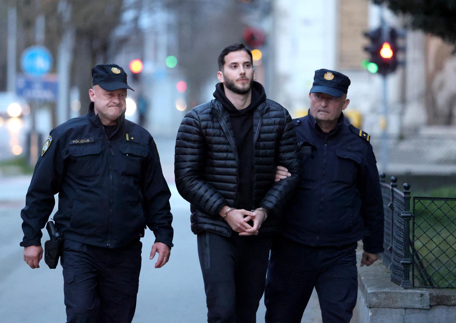 Sumnja se da su njih dvojica od nepoznatih osoba nabavili najmanje 54 kilograma konoplje i najmanje 2,5 kilograma kokaina, dok je za vrijeme realizacije kriminalističkog istraživanja pretragama kod osumnjičenika pronađeno još 20 kilograma konoplje te 581 gram droge tipa amfetamin tzv. speed, ukupna vrijednost koje droge iznosi gotovo milijun eura.