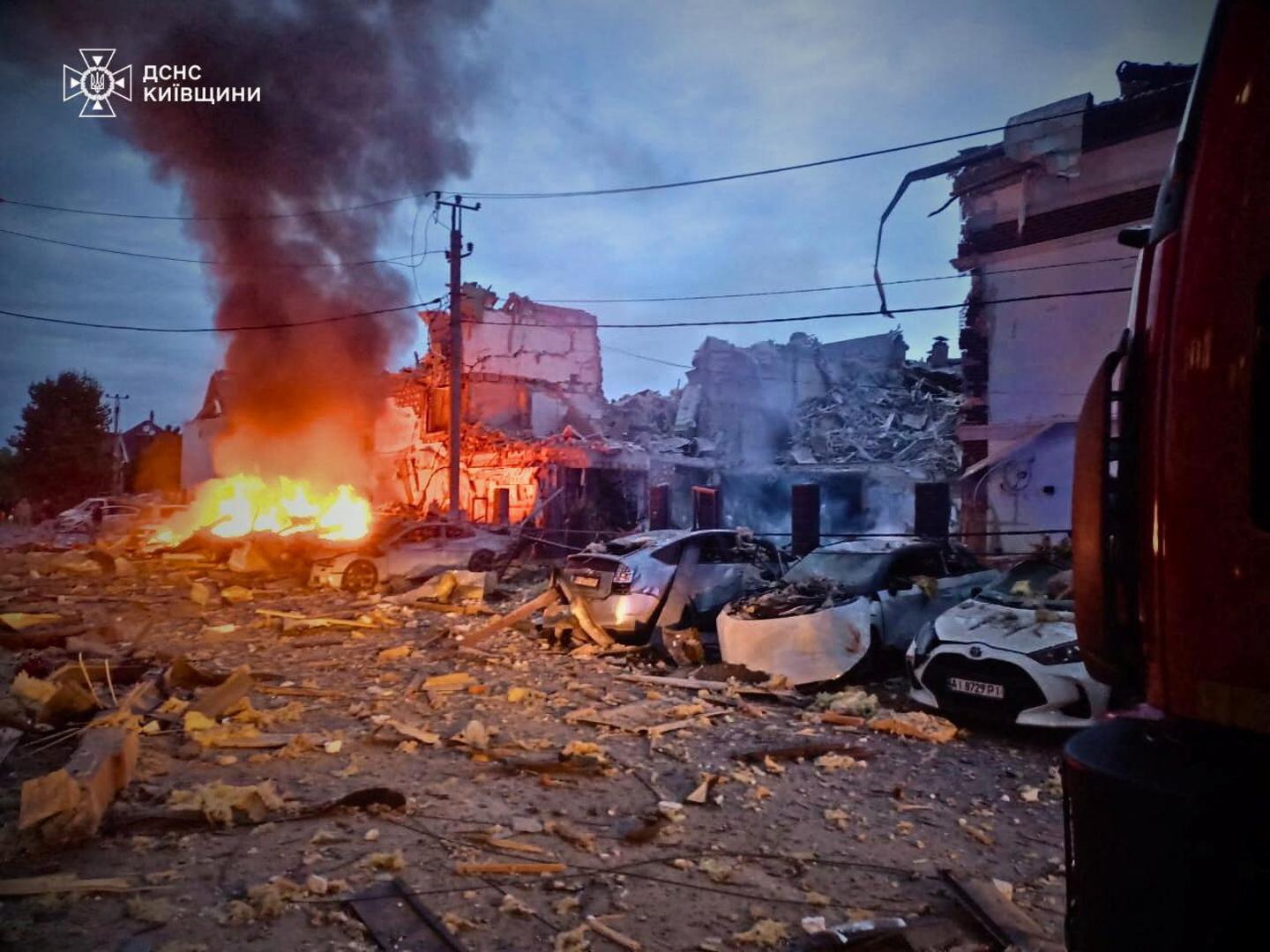 Rusija je rano u nedjelju lansirala stotine dronova i raketa na Kijev i druge dijelove Ukrajine, ubivši najmanje četvero ljudi i ozlijedivši još njih nekoliko desetaka u jednom od najdugotrajnijih zračnih napada od početka rata.
