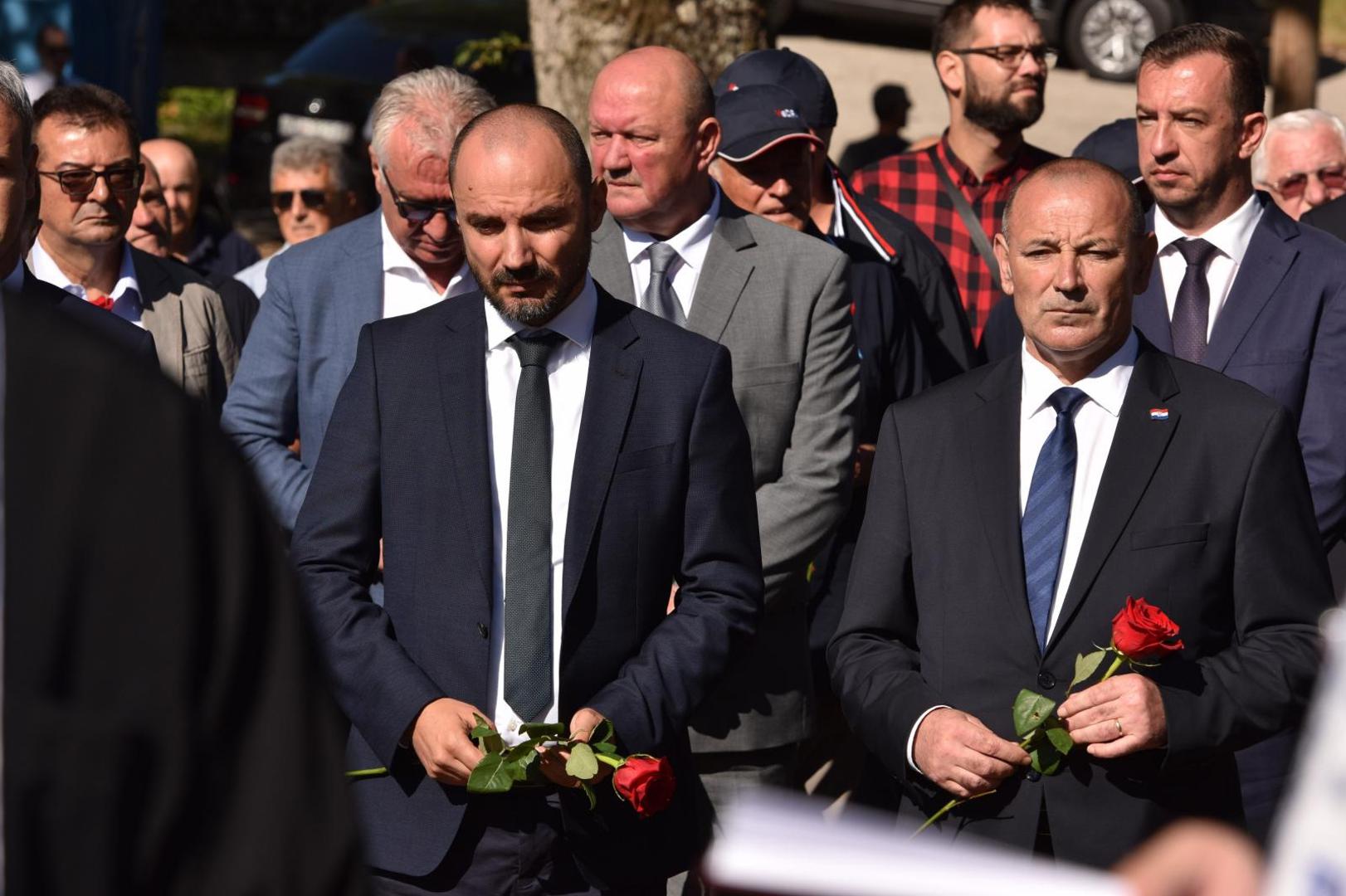 25.08.2020., Plavno - U organizaciji Srpskog narodnog vijeca u Plavnom i Gruborima organizirana komemoracija za civilne zrtve rata ubijene nakon Vojno-redarstvana akcije Oluja. Potpredsjednik Vlade za drustvene djelatnosti i ljudska prava Boris Milosevic, potpredsjednik Vlade i ministar branitelja Tomo MedvedPhoto: Hrvoje Jelavic/PIXSELL