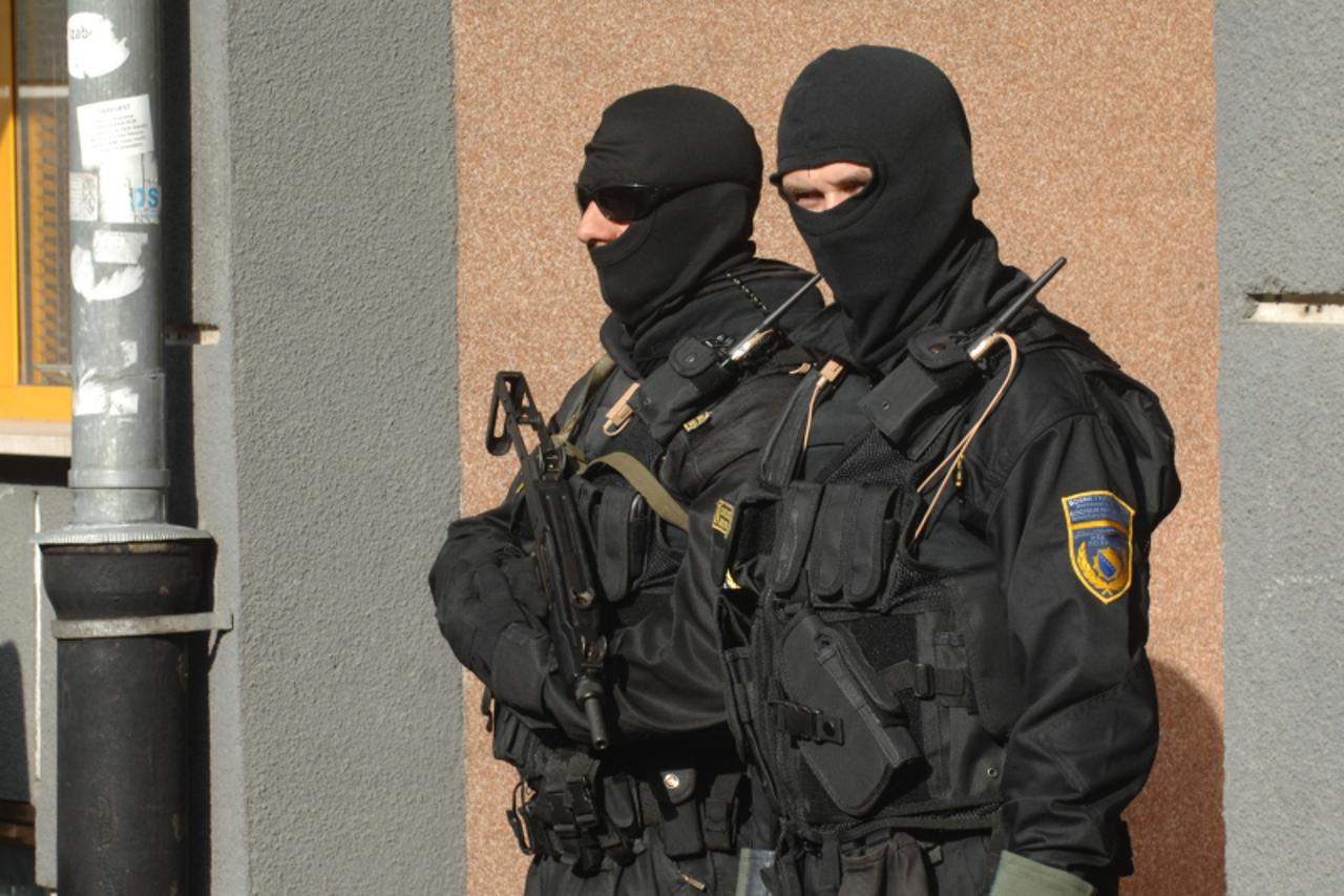 'bih...sarajevo...16.09.2009...sipa i policija, uhicenja i pretresi stanova, stranackih prostorija u sarajevu, osumnjicenika za zlocine nad hrvatima u mjestu trusina u blizini konjica...     Photo: Z
