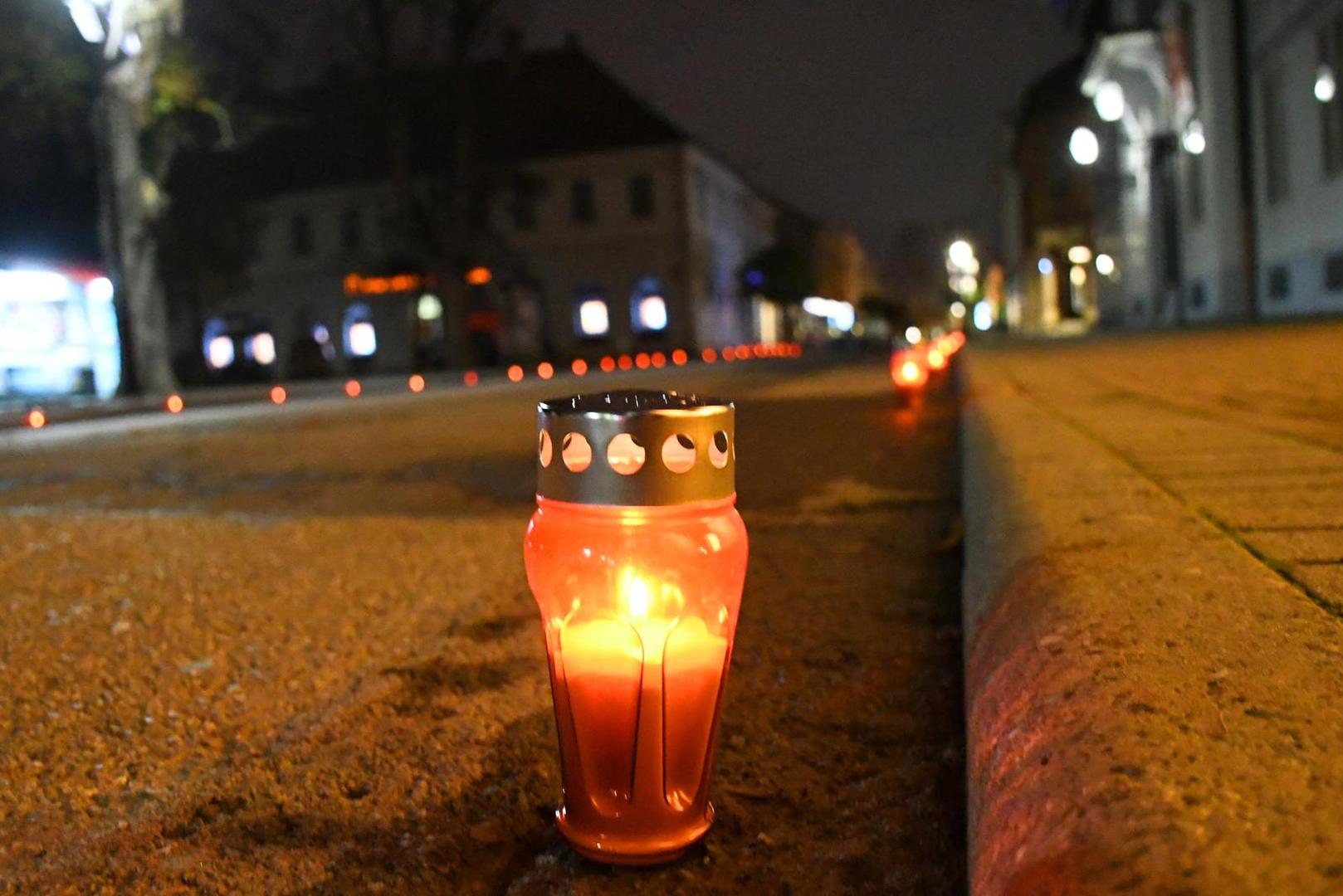 I građani Bjelovara zapalili su lampione u čast Vukovara i Škabrnje.