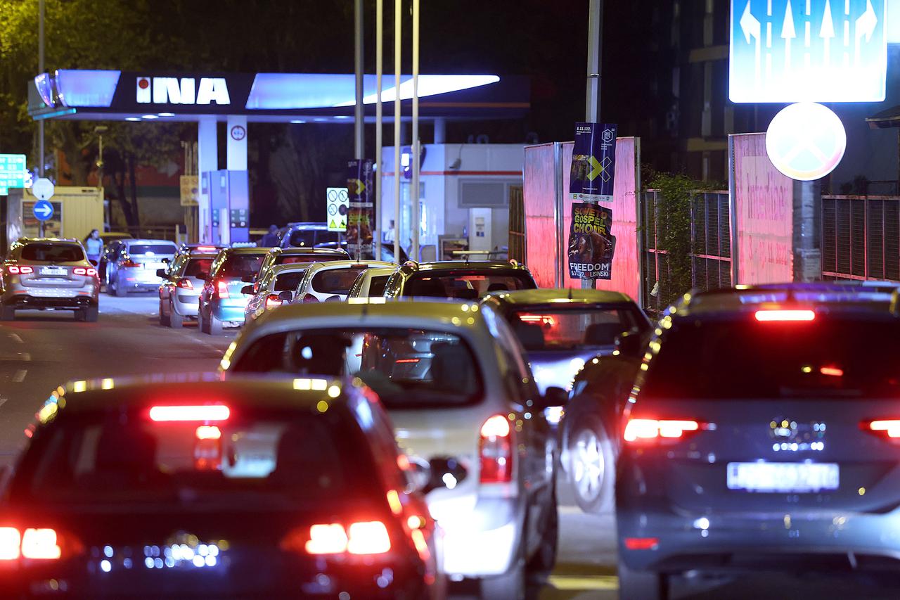 Gužve na benzinskim postajama uoči sutrašnjeg porasta cijena goriva